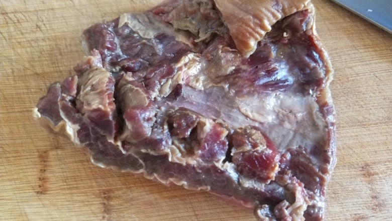 新文美食 河间驴肉火烧,驴肉练出来放在案板切成小块。
