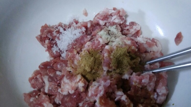 美味灌汤包,肉馅中依次加入调料,和匀