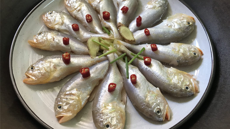清蒸梅子鱼,蒸锅加水煮开后放入梅子鱼,大火蒸8分钟即可熄火。