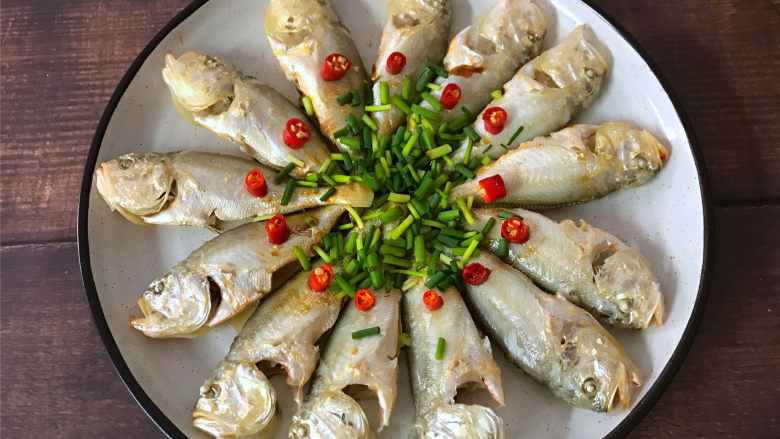 清蒸梅子鱼,把蒸好的鱼取出,倒掉蒸出来的水,重新放入香葱加入1勺的<a style='color:red;display:inline-block;' href='/shicai/ 864'>蒸鱼豉油</a>,淋上热油即可。