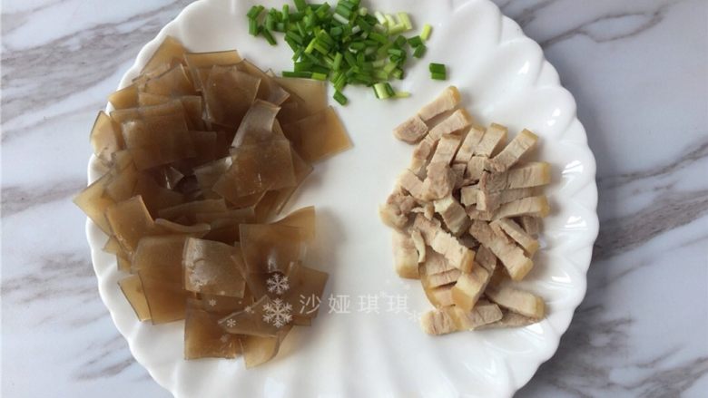 辣白菜炒苕皮,将<a style='color:red;display:inline-block;' href='/shicai/ 428'>五花肉</a>切条,小葱切小段。