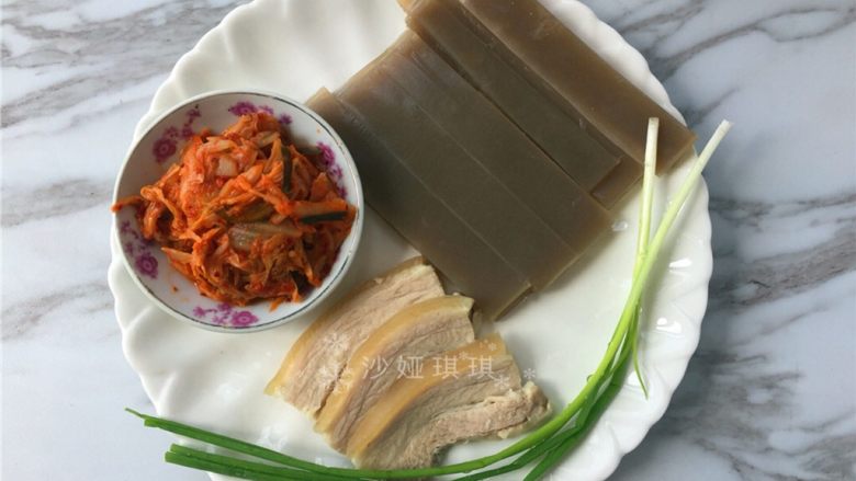 辣白菜炒苕皮,准备材料如图。