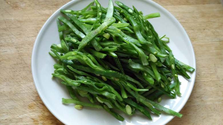 蒜蓉猫耳扁豆,切成细丝