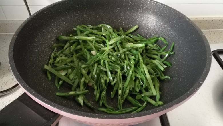 蒜蓉猫耳扁豆,下切成丝的扁豆翻炒
