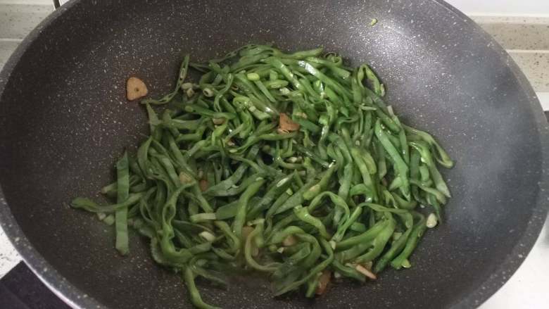 蒜蓉猫耳扁豆,出锅前撒切成圈的小米辣拌匀。