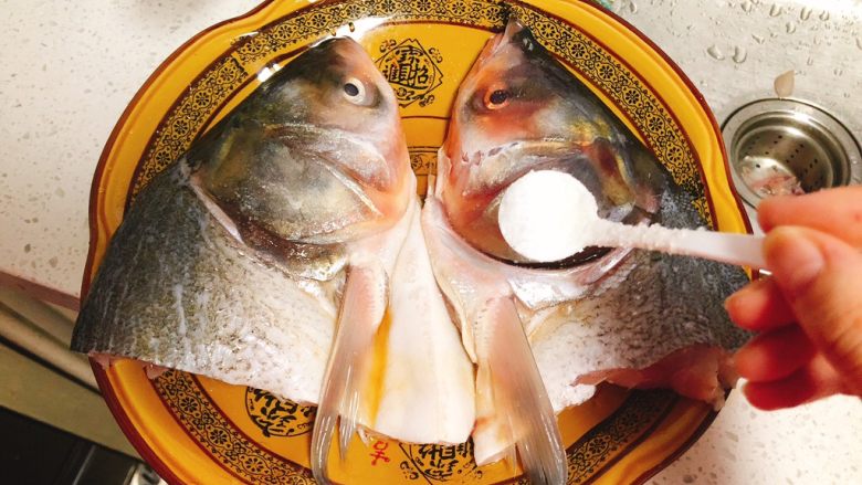 剁椒鱼头,加入半勺盐,腌制20分钟去腥入味。
