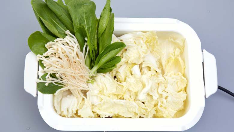 承味部队锅,似锦繁花只为搜罗自己喜欢的。,放入<a style='color:red;display:inline-block;' href='/shicai/ 234'>金针菇</a>