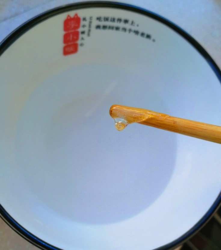 冰糖葫芦,可以拿筷子粘一下放凉水里,嘎嘣脆就表示OK。