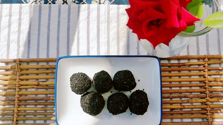 乌发养颜,黄精桑椹芝麻丸,冷却后搓成丸子