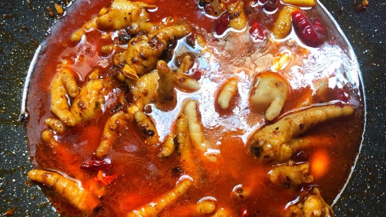 肉蟹煲,倒入适量水煮开,水低于食材1cm就可以了