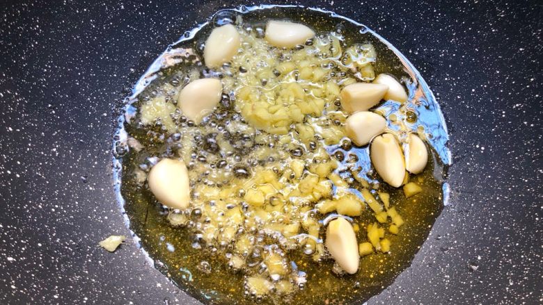肉蟹煲,重起油锅,放入适量油,放入姜蒜炒香