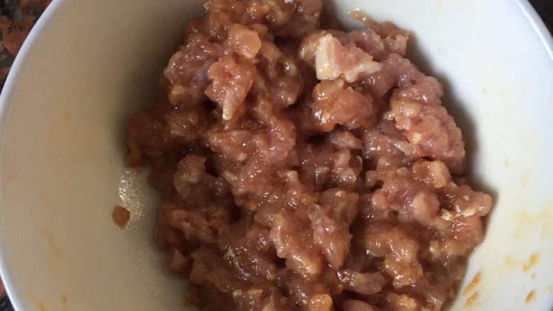 韭黄瘦肉煎蛋,瘦肉加入调味料调味
