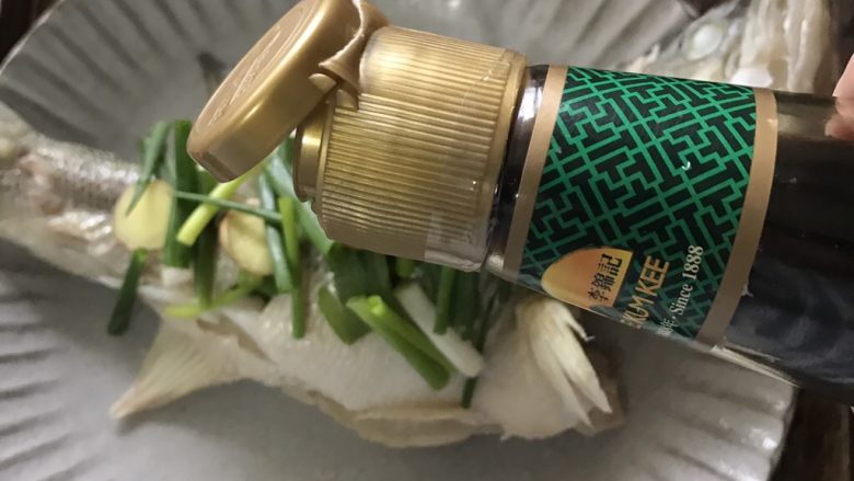 清蒸鲈鱼,倒上蒸鱼豉油