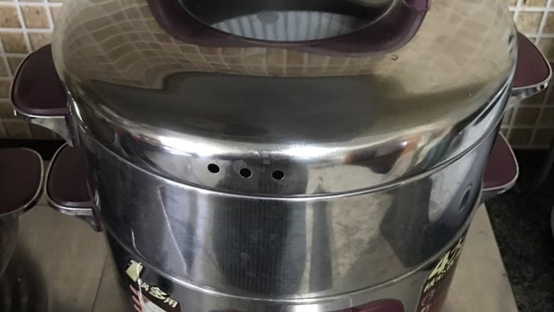 清蒸鲈鱼,蒸锅水开后放入蒸大约8分钟