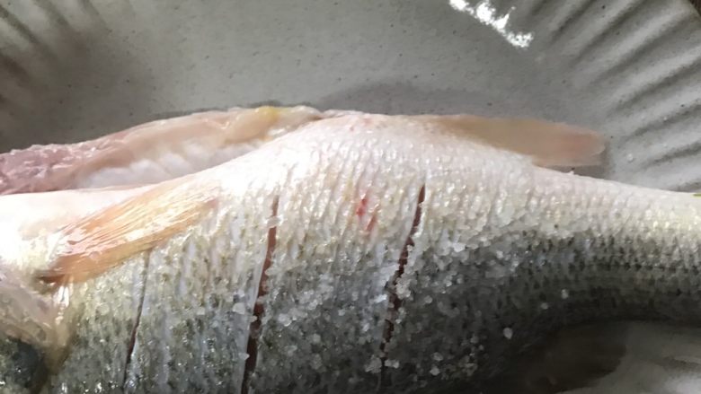 清蒸鲈鱼,用少许盐涂抹在鱼身两面