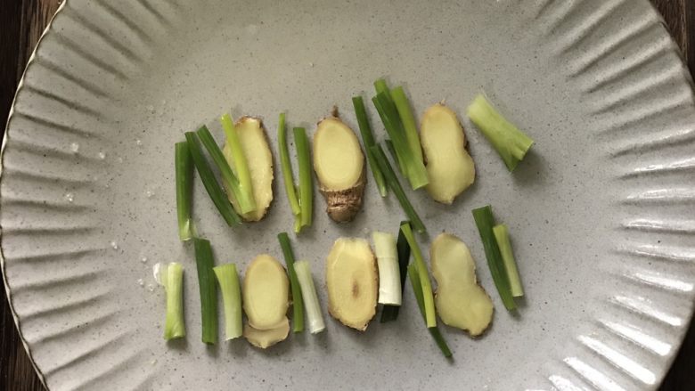 清蒸鲈鱼,盘子底部铺上葱姜