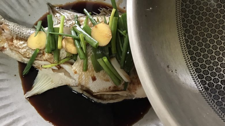 清蒸鲈鱼,均匀地倒在鱼身上