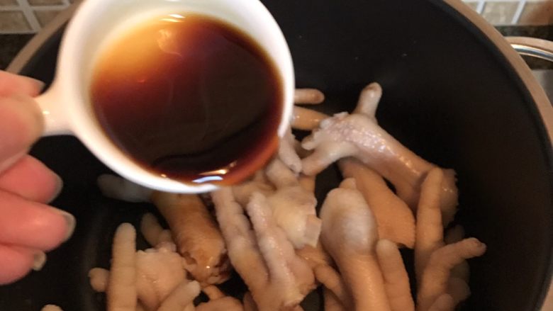 鲍鱼鸡爪,将焯水后的鸡爪放入锅中,加30克生抽