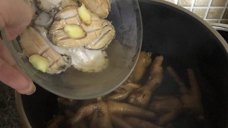 鲍鱼鸡爪,然后加入鲍鱼继续炖煮15分钟