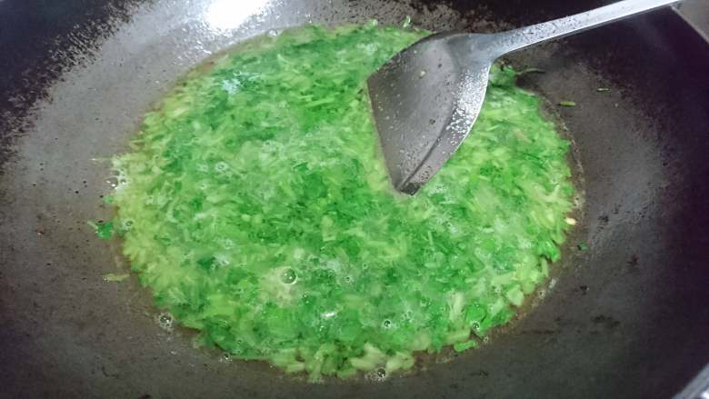 萝卜菜槟榔芋汤,倒水待烧开