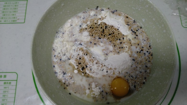 芝麻薄脆,所有材料混合混合。