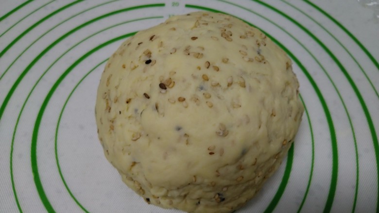 芝麻薄脆,活成光滑的面团,醒面30分钟。