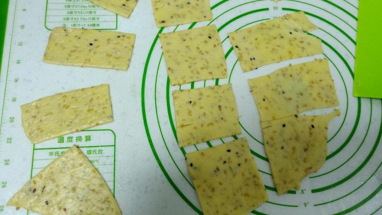 芝麻薄脆,擀成薄片,切成自己喜欢的大小。
