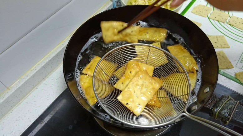 芝麻薄脆,捞出控油。