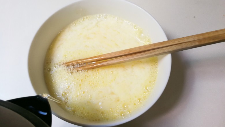 虾皮蒸鸡蛋羹,放入是鸡蛋两至三倍温开水,再次打散均匀,过滤蛋液两遍