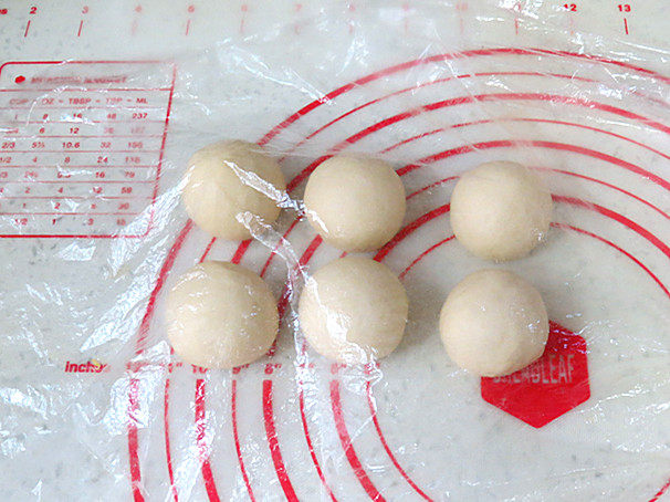 排排坐分萝卜【米菲兔挤挤小面包】 ,然后分出来180g面团,平均分成6份