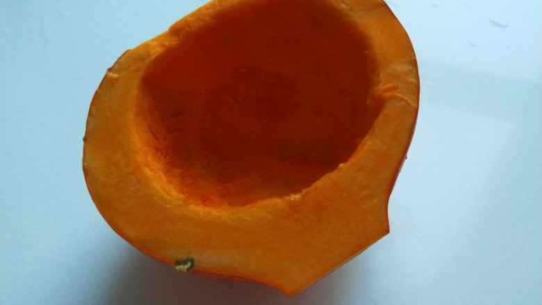 新文美食 南瓜糯米糕,<a style='color:red;display:inline-block;' href='/shicai/ 53'>南瓜</a>切开去皮去籽洗干净。