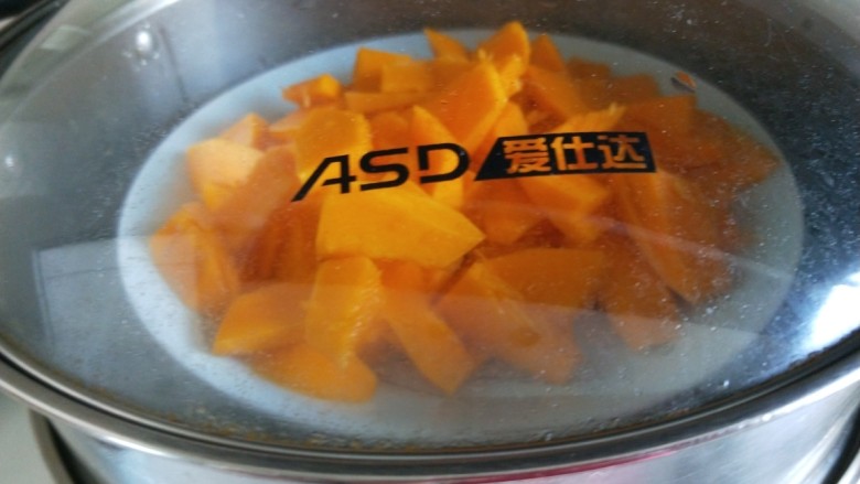 新文美食 南瓜糯米糕,上蒸锅蒸30分钟。