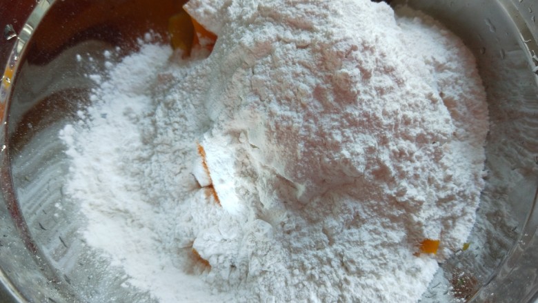 新文美食 南瓜糯米糕,要趁热倒入<a style='color:red;display:inline-block;' href='/shicai/ 520'>糯米粉</a>,适量加入。