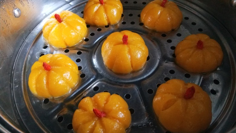 新文美食 南瓜糯米糕,打开锅,金黄可爱的小南瓜不能马上拿出,放凉在拿出来。