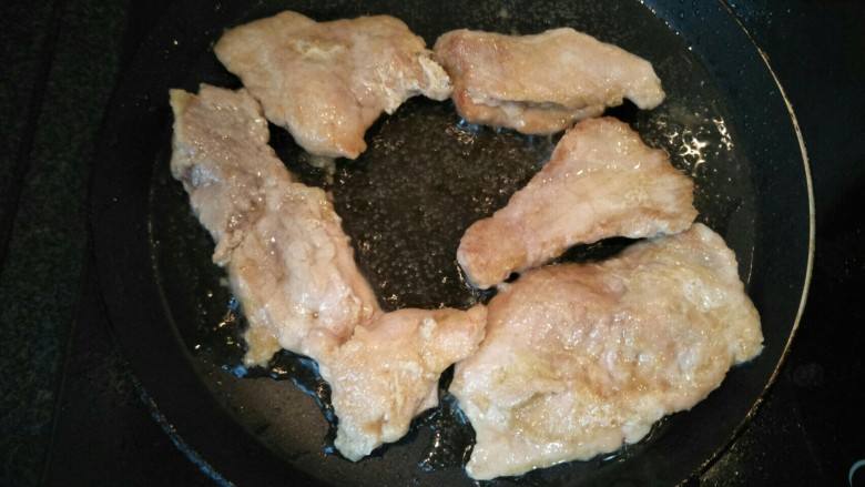 茄汁猪扒,翻过来煎另一面,煎的过程要翻过来两面煎,煎到八成熟先取出来待用。