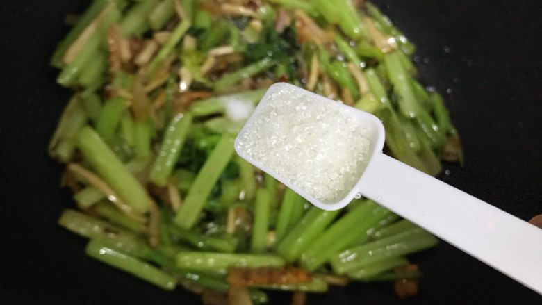 芹菜香干炒咸肉,加一小勺细砂糖,翻炒均匀,即可