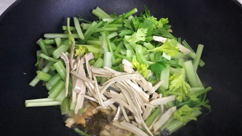 芹菜香干炒咸肉,加入芹菜和香干