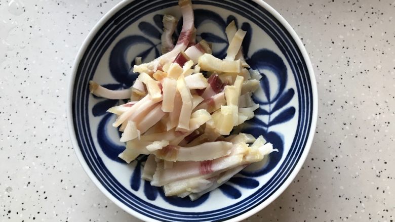 芹菜香干炒咸肉,泡好的咸肉冲洗一下之后切成丝