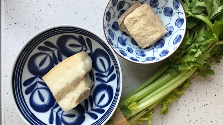 芹菜香干炒咸肉,首先我们准备好所有食材