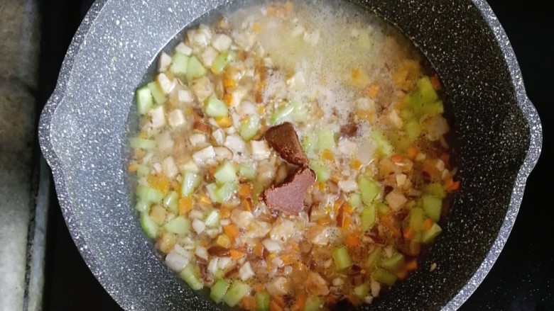 宝宝辅食—红烧猪肉板栗焖饭,清水煮开后,丢入一块红烧块