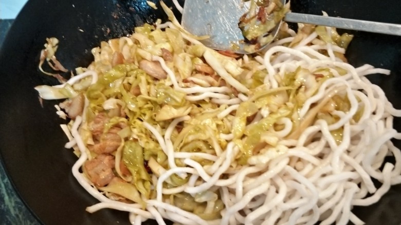 酸菜炒粉条,加入粉条翻炒