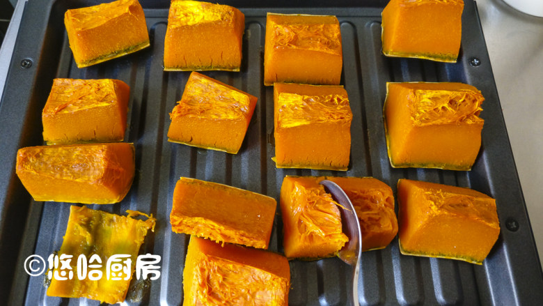 南瓜糯米饼,南瓜洗净切大块,放入烤盘中,烤箱预热210度,烘烤20分钟。