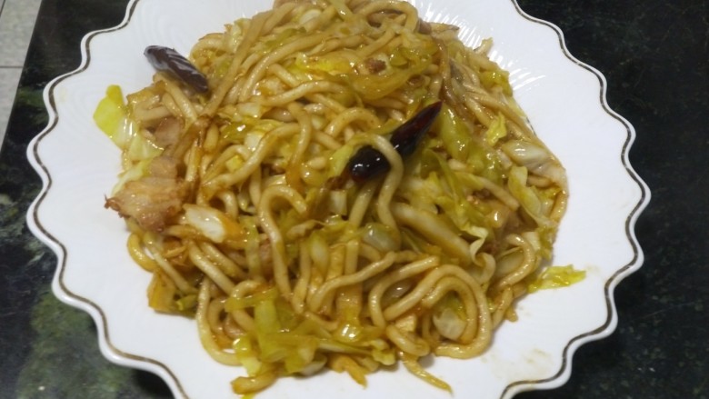 酸菜炒粉条,装盘即可食用