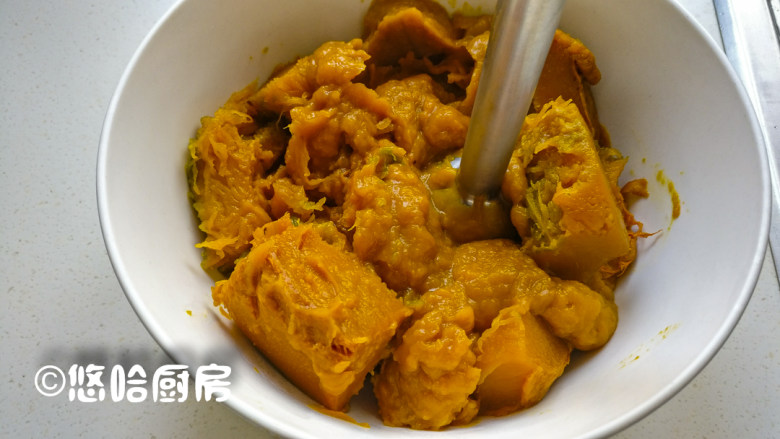 南瓜糯米饼,南瓜烤熟用,去皮取肉,用搅拌机搅拌成<a style='color:red;display:inline-block;' href='/shicai/ 7594'>南瓜泥</a>,