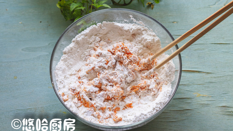 南瓜糯米饼,
250克糯米粉中加入南瓜泥,小编用的南瓜泥水分比较少,用了250克,没有加水,先用筷子搅拌成絮状。