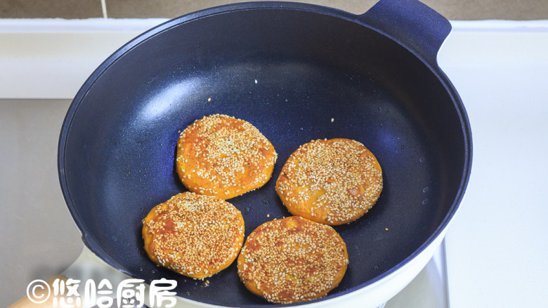 南瓜糯米饼,一面煎黄后翻面,煎至2面黄即可出锅。2面都煎熟用不了5分钟,很快的。
