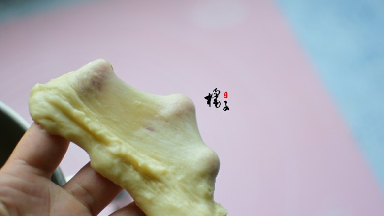 热狗面包,揉出手套膜,即取出一个小面团,慢慢拉伸,能拉出一个薄薄的膜,把面团整理好,用保鲜膜把厨师机内桶包好,放在温暖处,发酵到原面团的二倍大