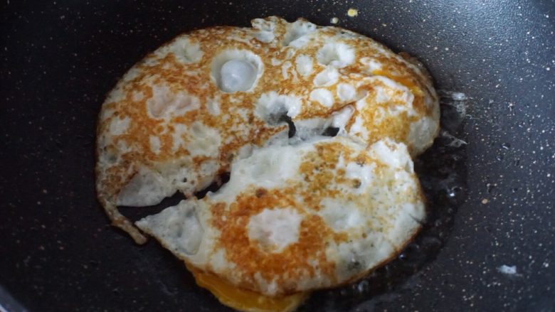 番茄炒鸡蛋,翻面煎,煎至两面金黄色即可