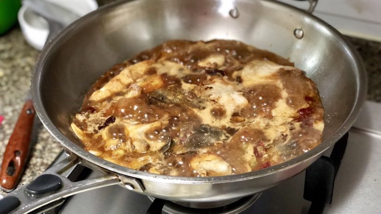 凤凰双栖鱼比目➕肉嫩味鲜红烧鲽鱼,开盖,转中大火收汁,收汁时要时不时用锅铲推动鱼块,以免粘锅