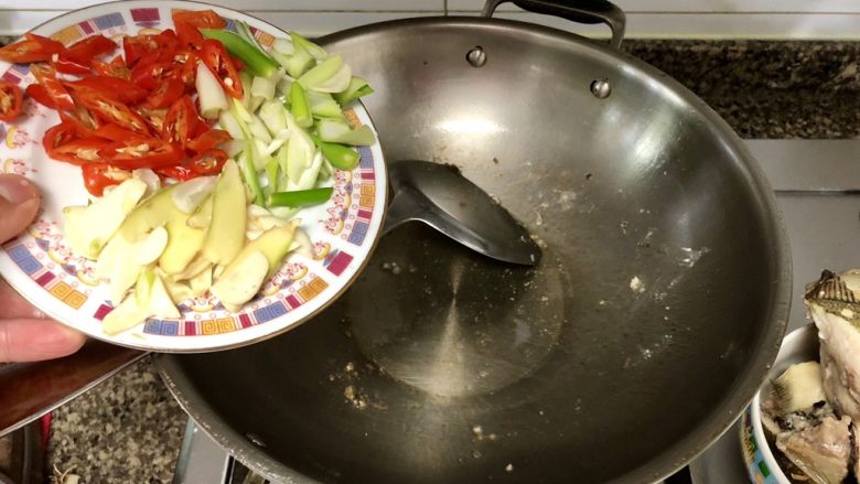 凤凰双栖鱼比目➕肉嫩味鲜红烧鲽鱼,留底油,小火加入葱段姜片蒜片煸香